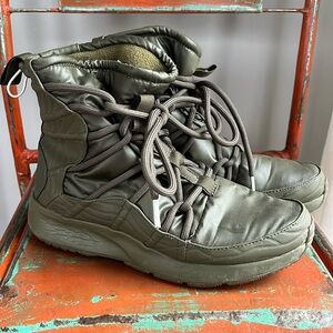 Nike Tanjun Sneaker High Rise Boots Size 8 Women’s Olive Green